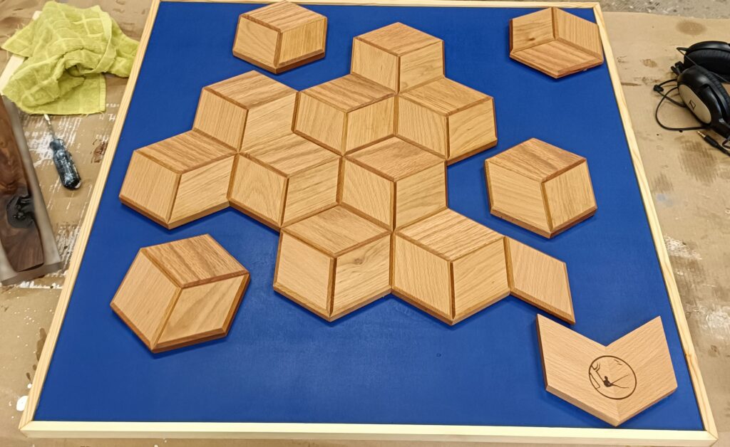 Seinäkoriste, geometriset kuviot sinisellä taustalla. palat on "valunut" poispäin pääkuviosta